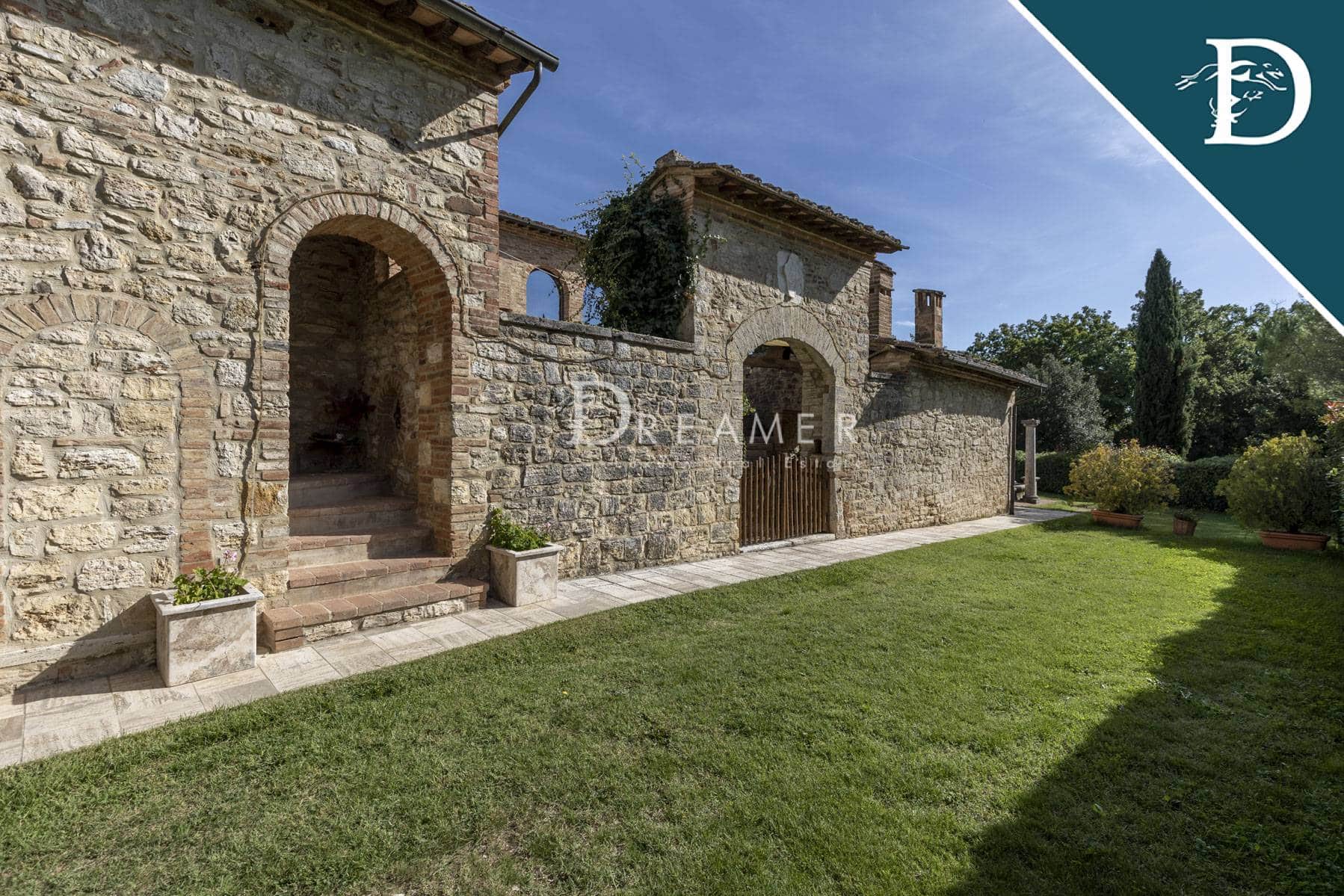 Historic Farmhouse with a Pool in Chianti-20_278296