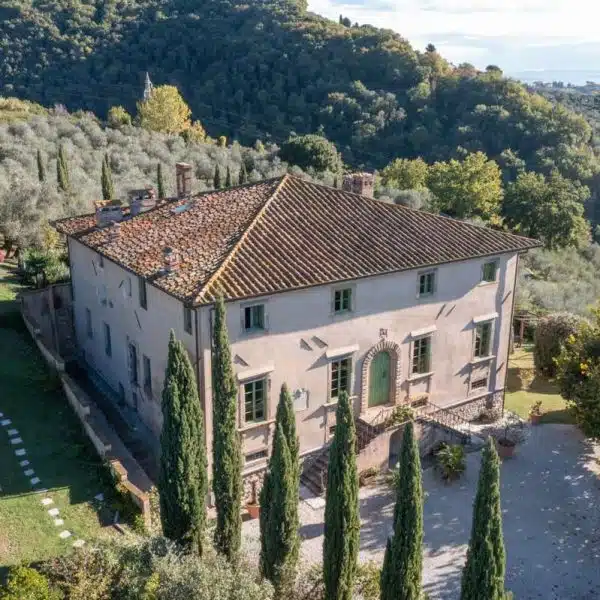 Villa with a Pool on the Hills of Lucca - Villa Storica con Piscina