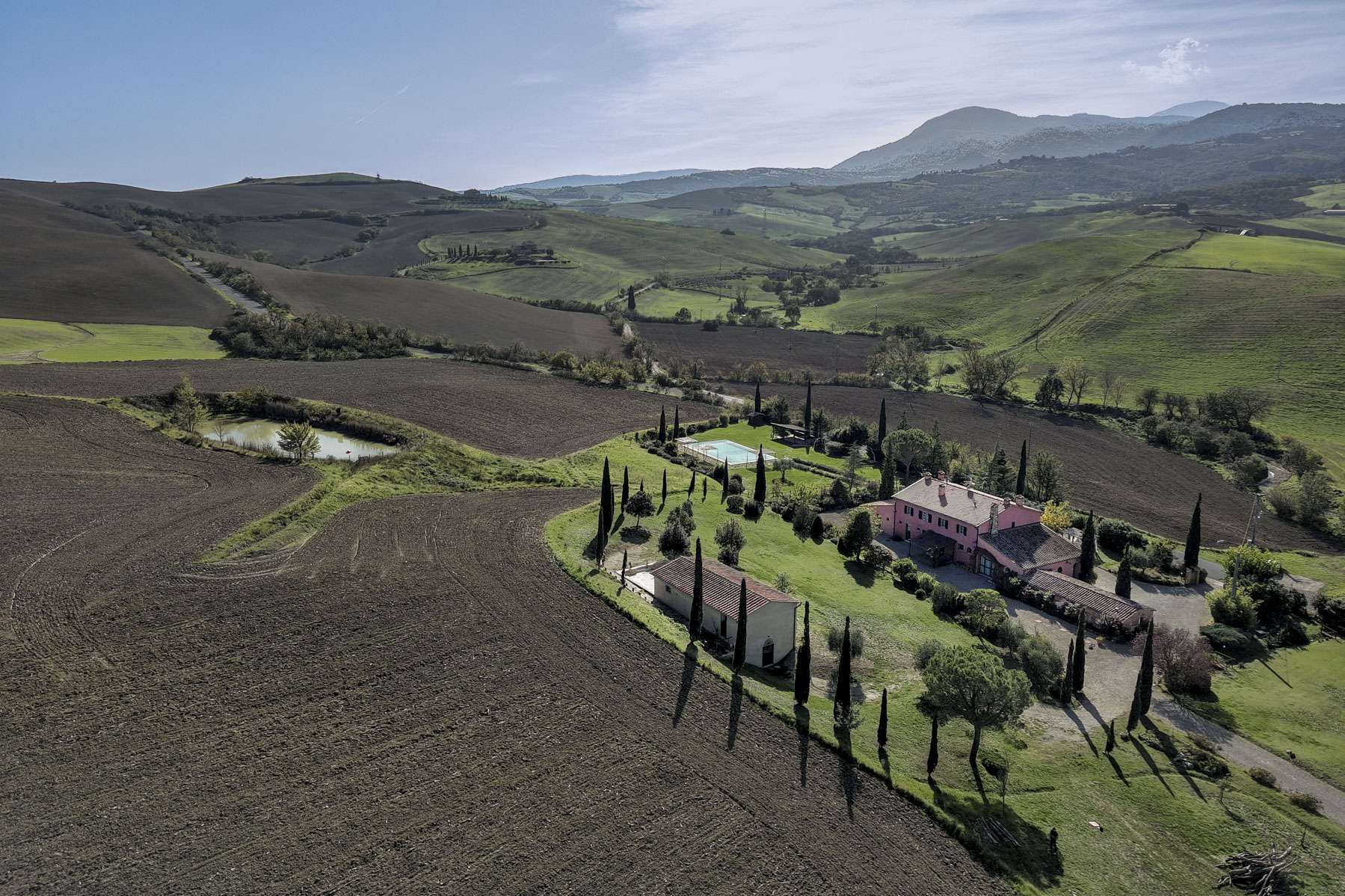 Elegant Tuscan Villa with a Pool on the Hills of Siena Elegante Villa Toscana con Piscina sulle Colline della Val d'Orcia
