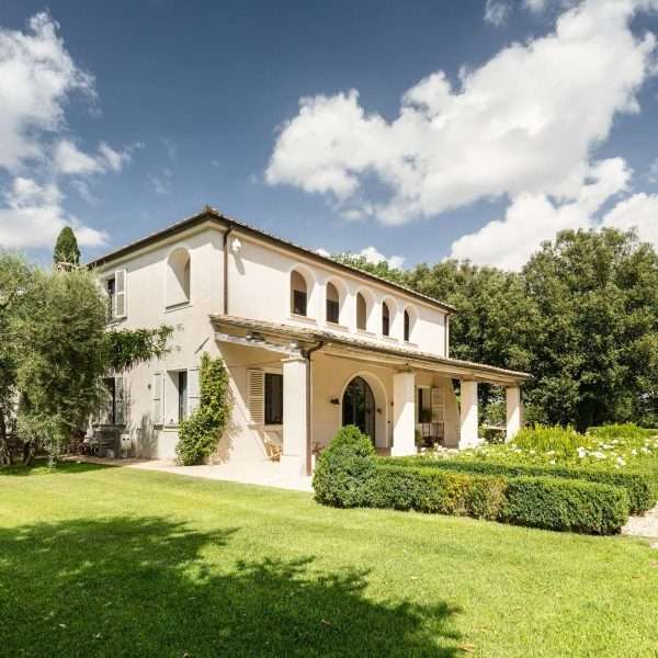 Elegant Villa with a Pool - Elegante Villa con Piscina