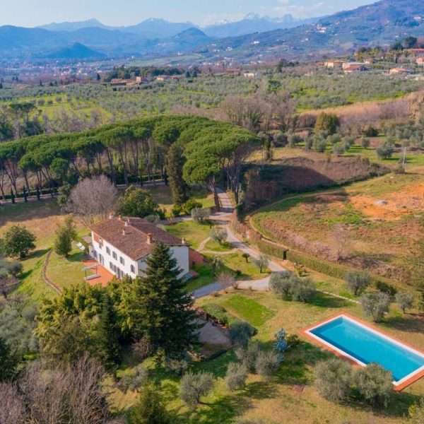 Historic Villa with a Pool - Villa Storica con Piscina