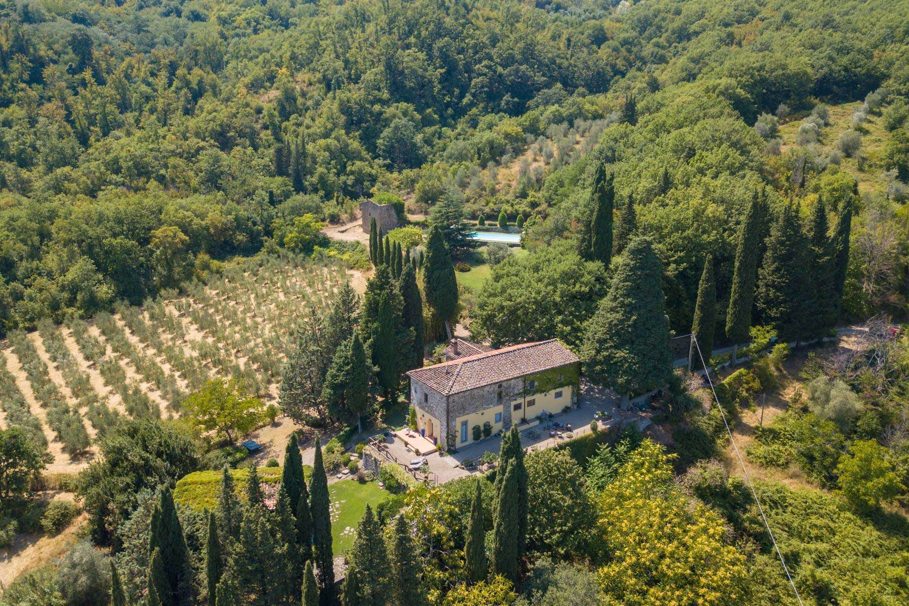 4702-tipica-villa-toscana-con-piscina-sulle-colline-di-firenze-header1