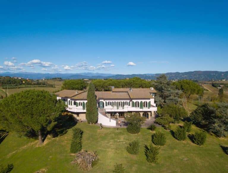 Splendid Modern-Style Villa with Tennis Court on the Hills of Vinci, Tuscany