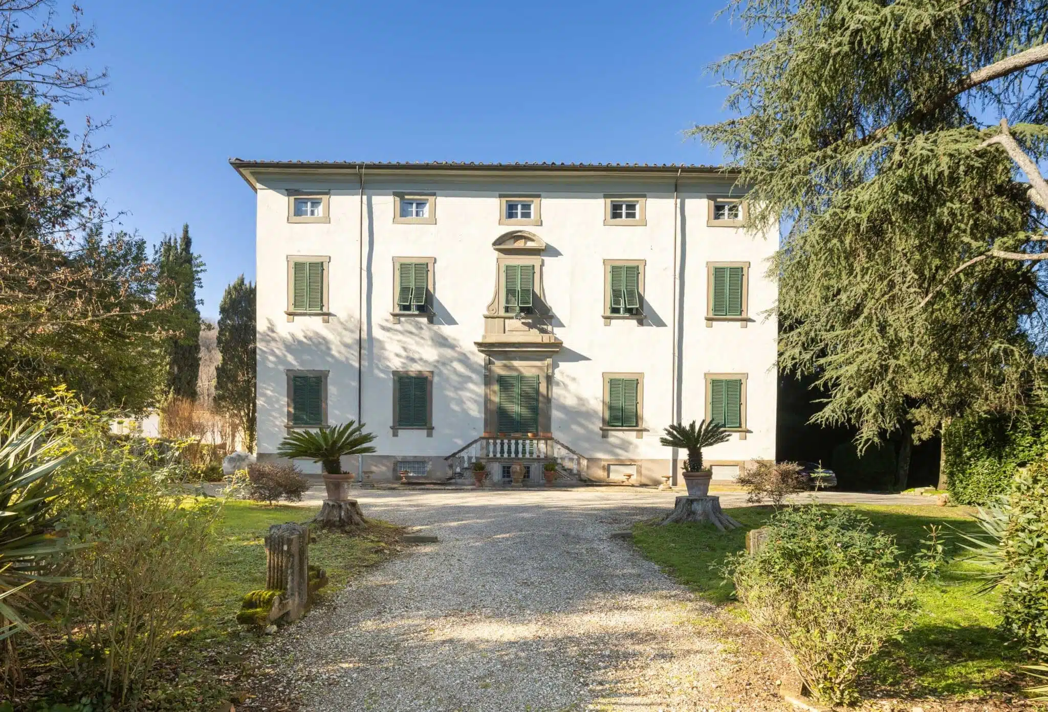 elegant-villa-with-garden-for-sale-Lucca-6388
