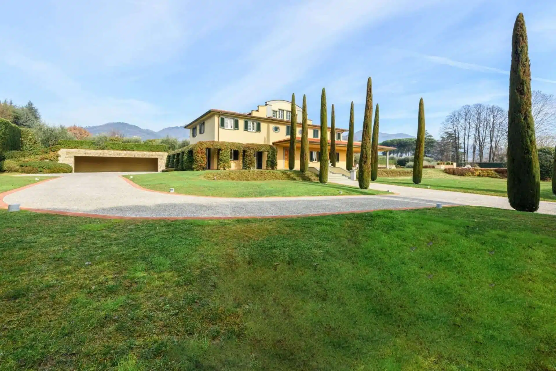 Elegant-Luxury-Villa-with-pool-in-Lucca-6502