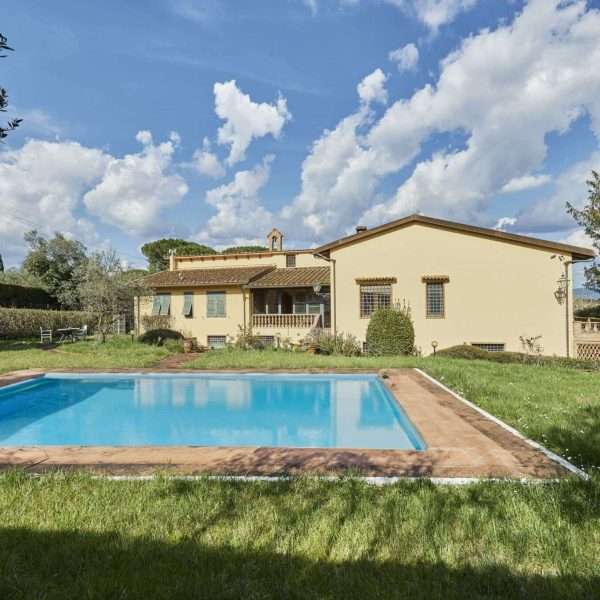 Villa with Pool and Garden - Villa con Piscina e Giardino