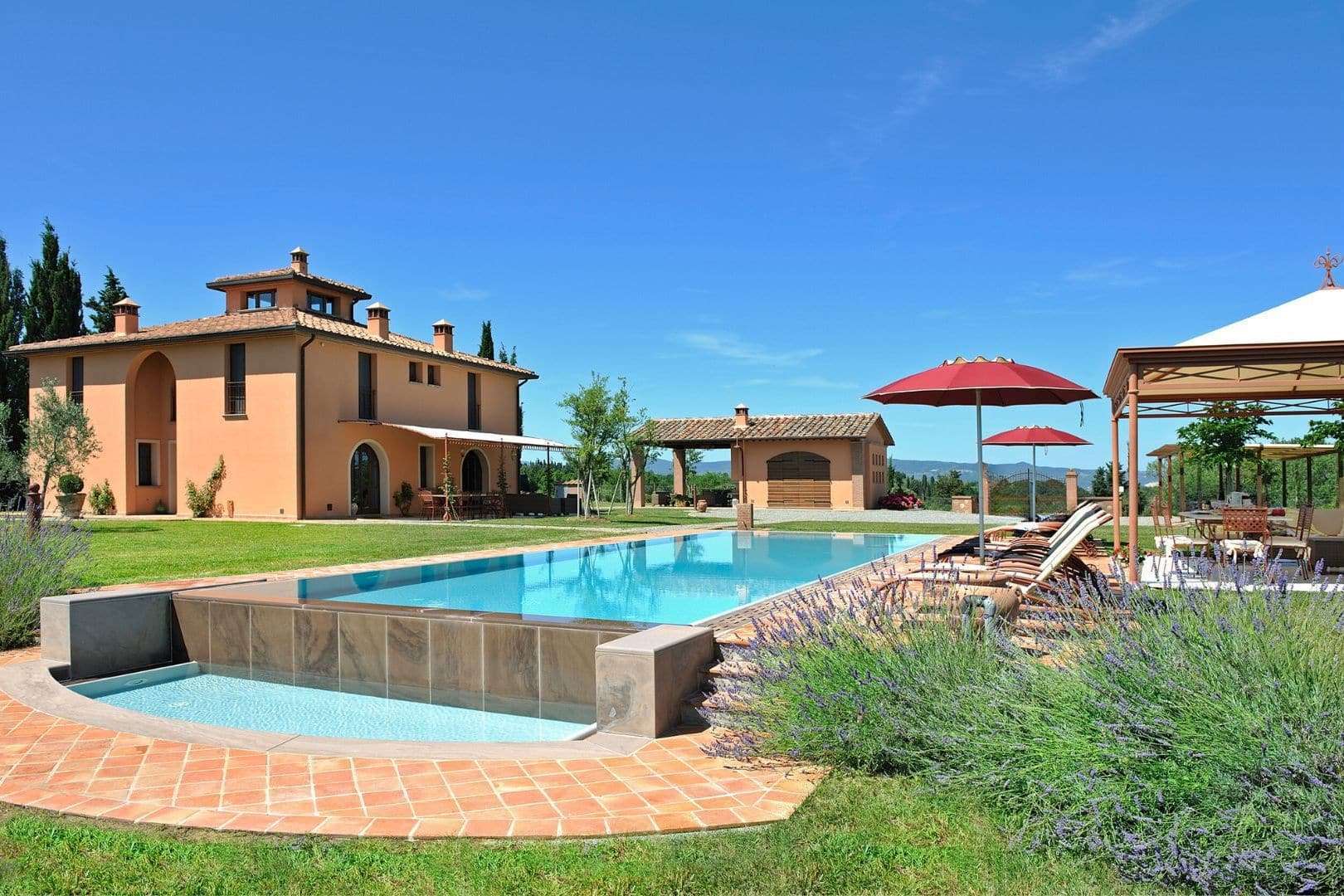 Villa with Pool in Pisa