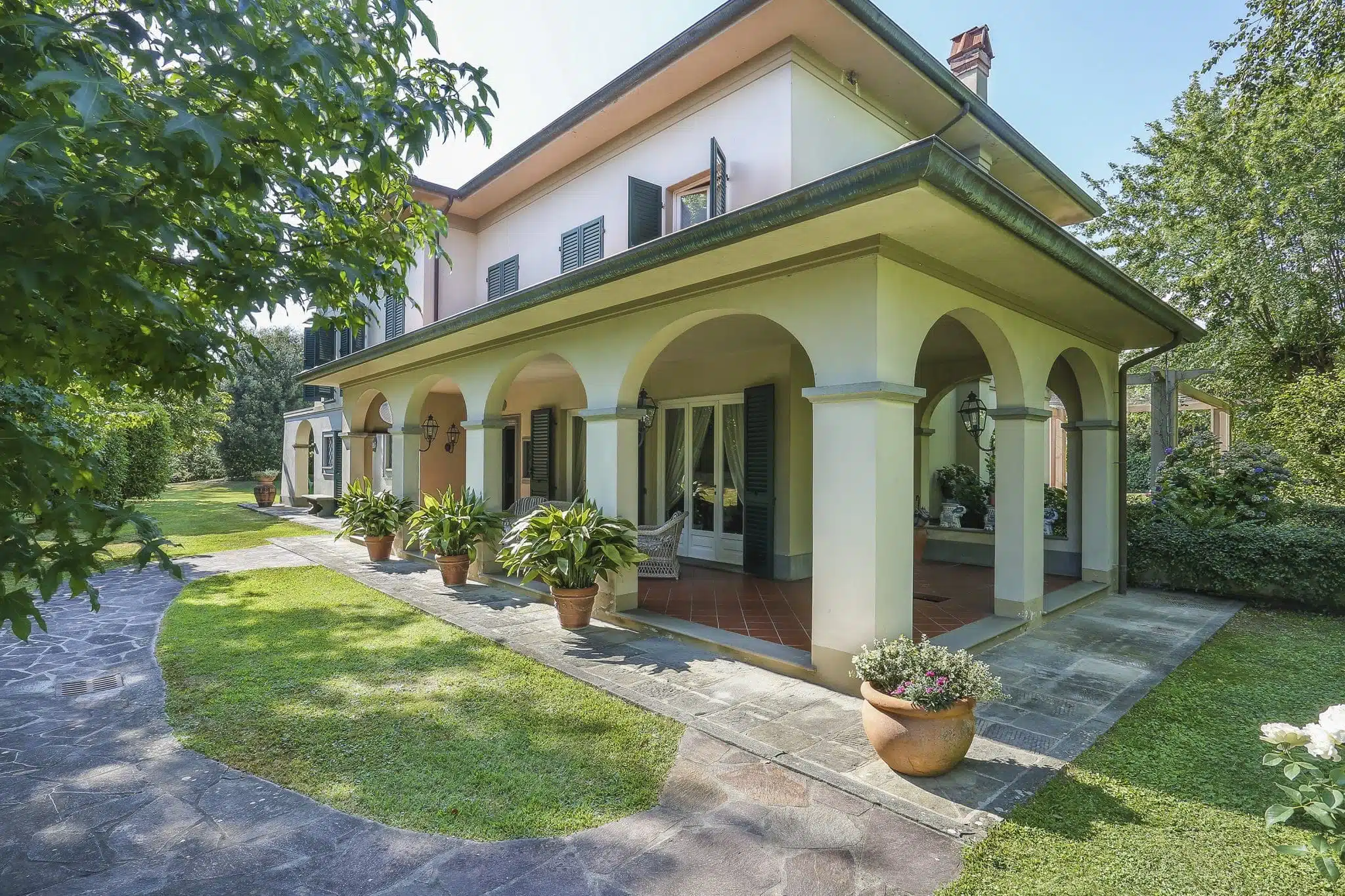 Elegant-villa-with-pool-for-sale-Lucca-8602