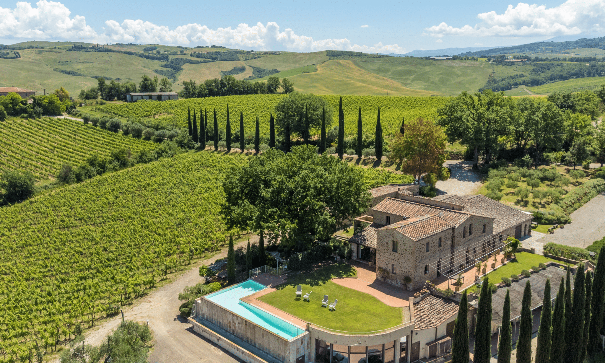Farmhouses with Vineyards: the Luxury of Tuscan Living 