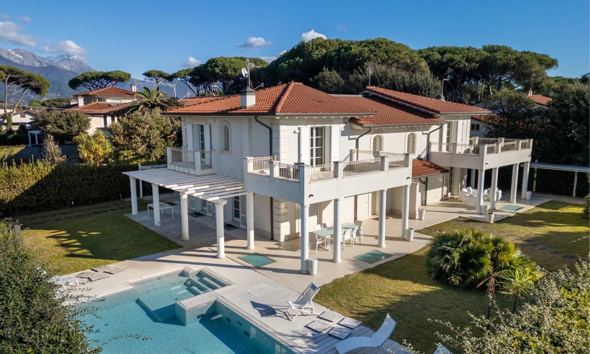 seafront villa with a pool in Forte dei Marmi