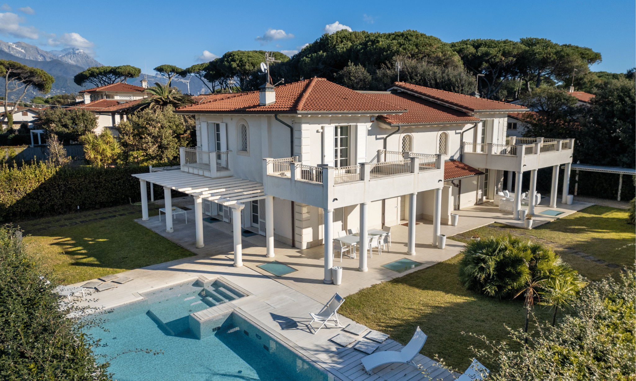 Seafront Villa with Pool in Forte dei Marmi