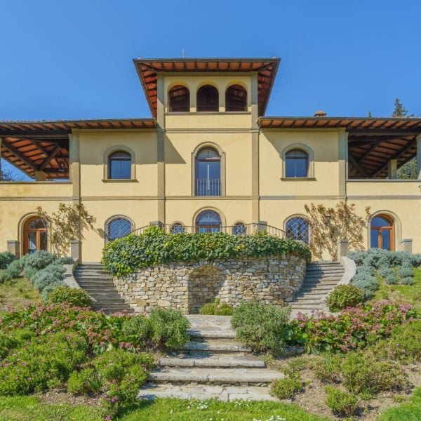 villa with garden for rent