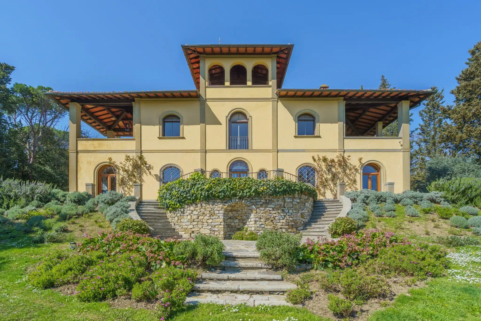 villa with garden for rent