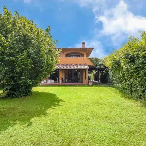 elegante villa con giardino in vendita a forte dei mami
