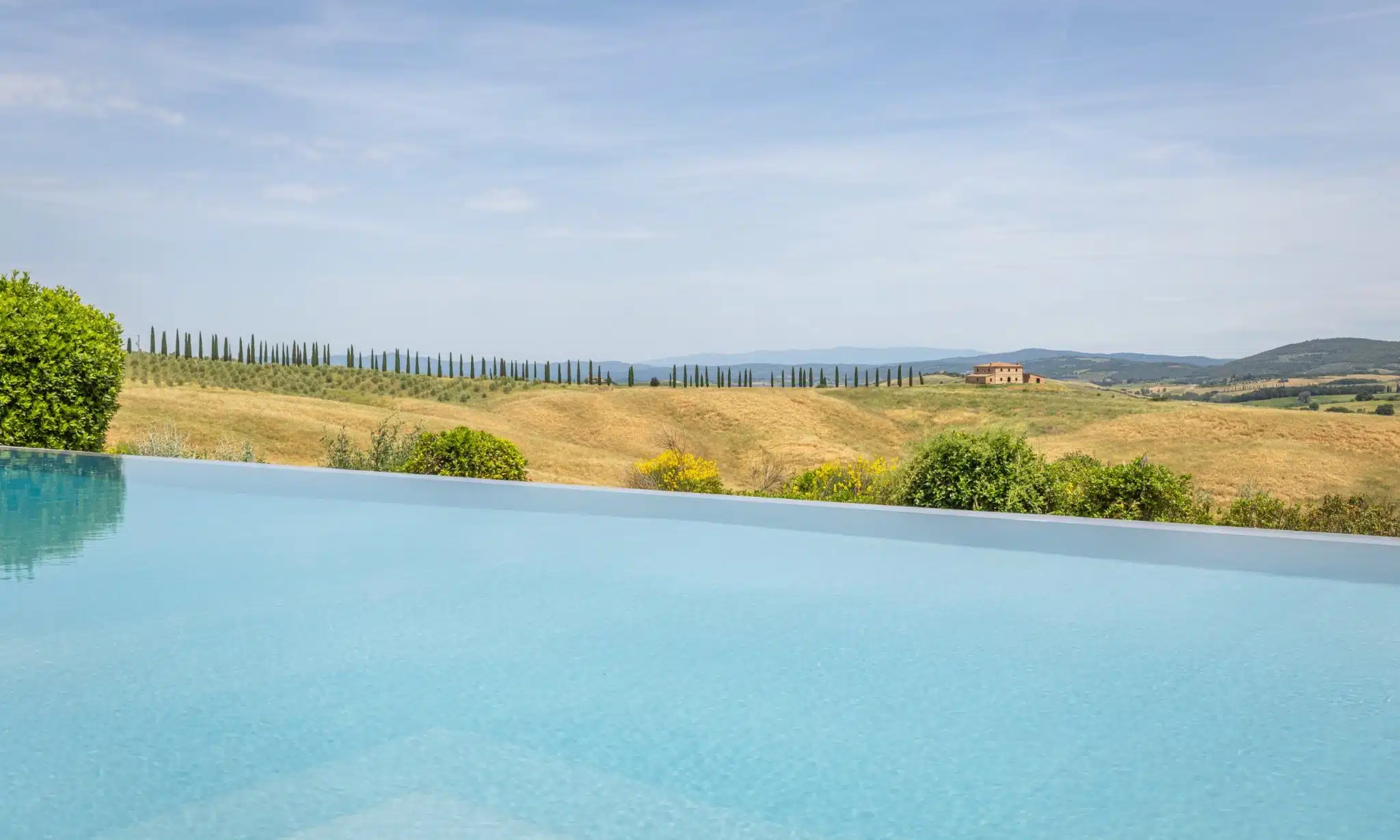 villa with a pool for sale in siena italy