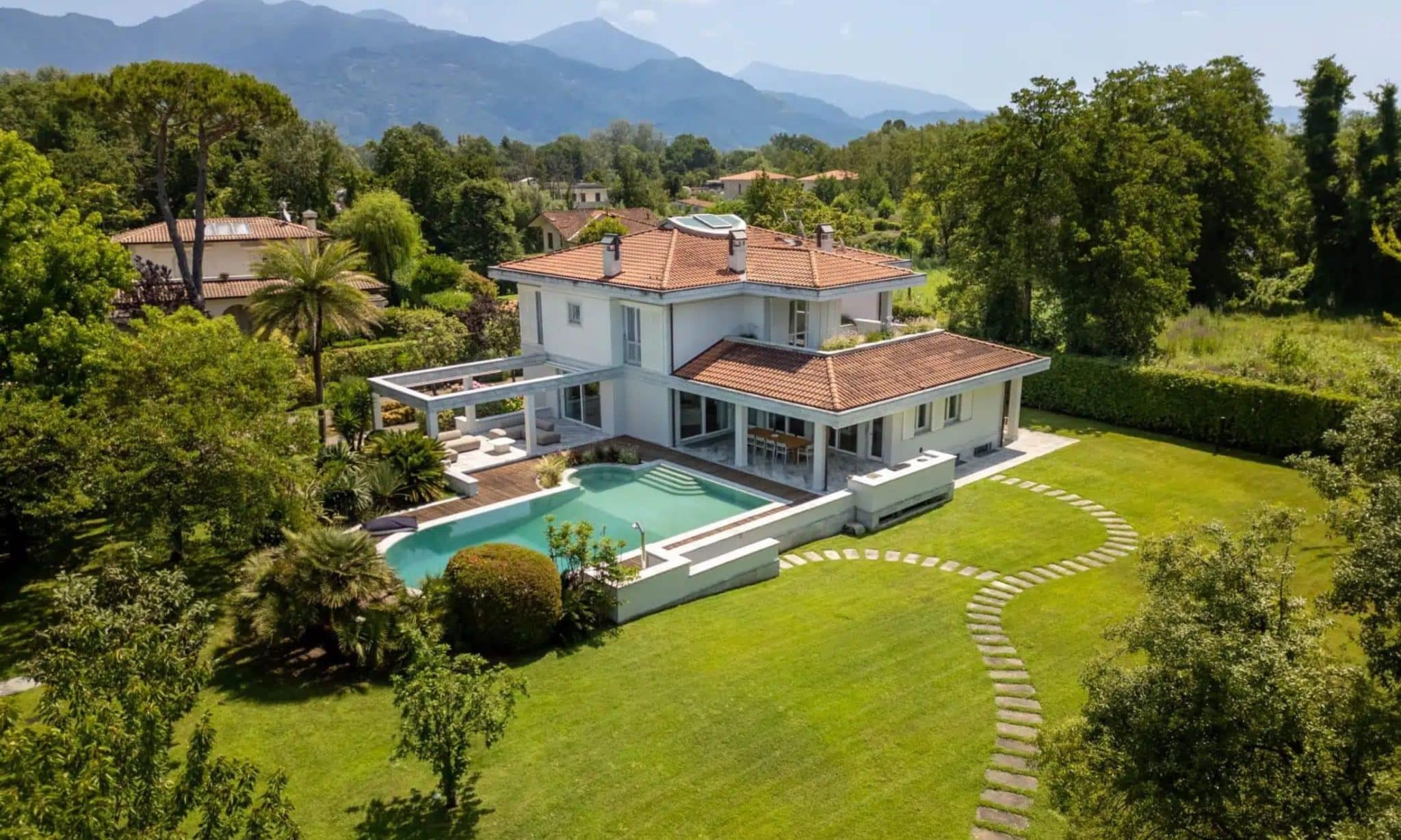 villa with swimming pool for rent in forte dei marmi