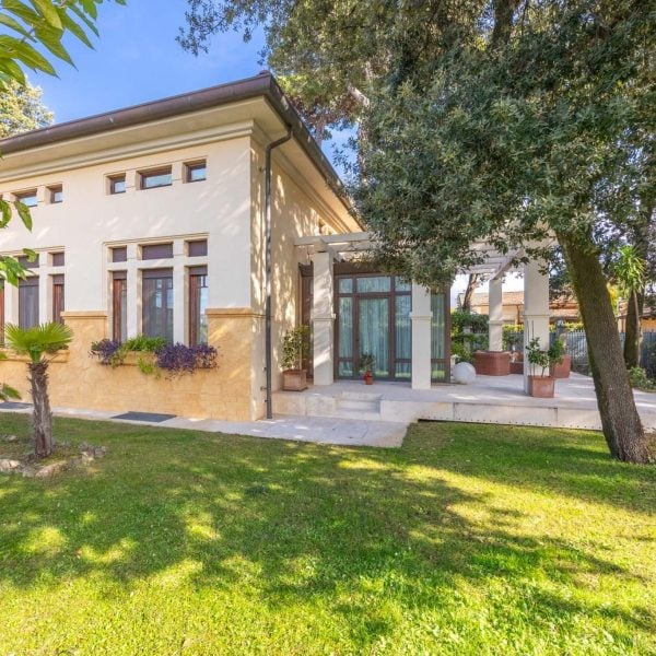 Liberty-Style Villa with Private Garden in Camaiore-37_395382