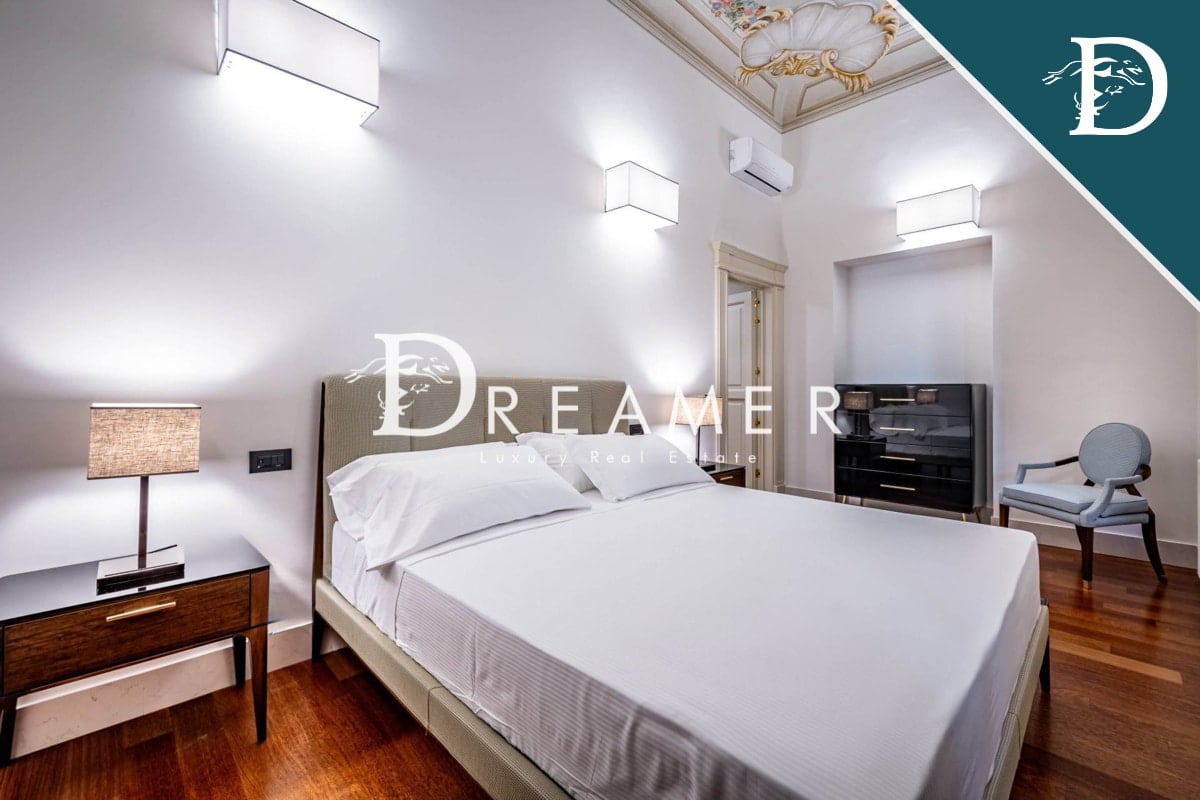 Prestigious Apartment in Historical Building, Central Florence-13_253256