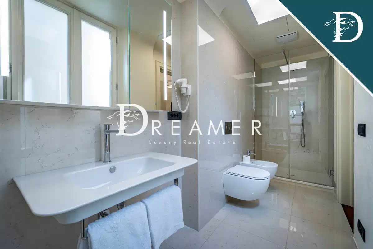 Prestigious Apartment in Historical Building, Central Florence-14_253257