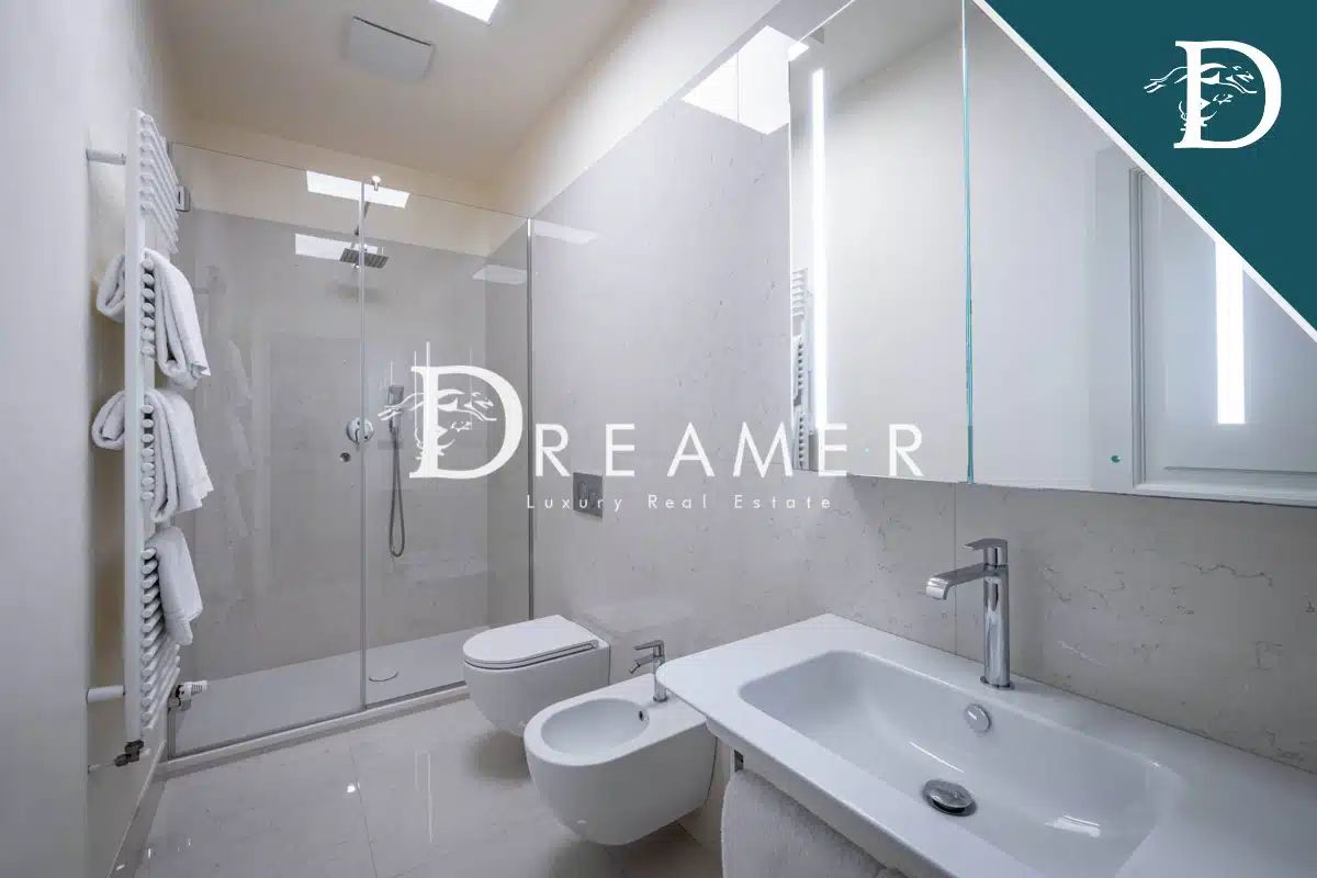 Prestigious Apartment in Historical Building, Central Florence-15_253258