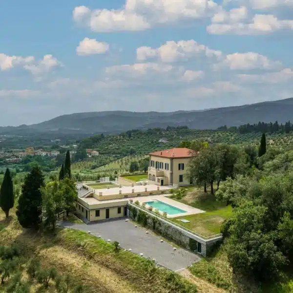 Majestic Villa with Pool in Pistoia-0_255540