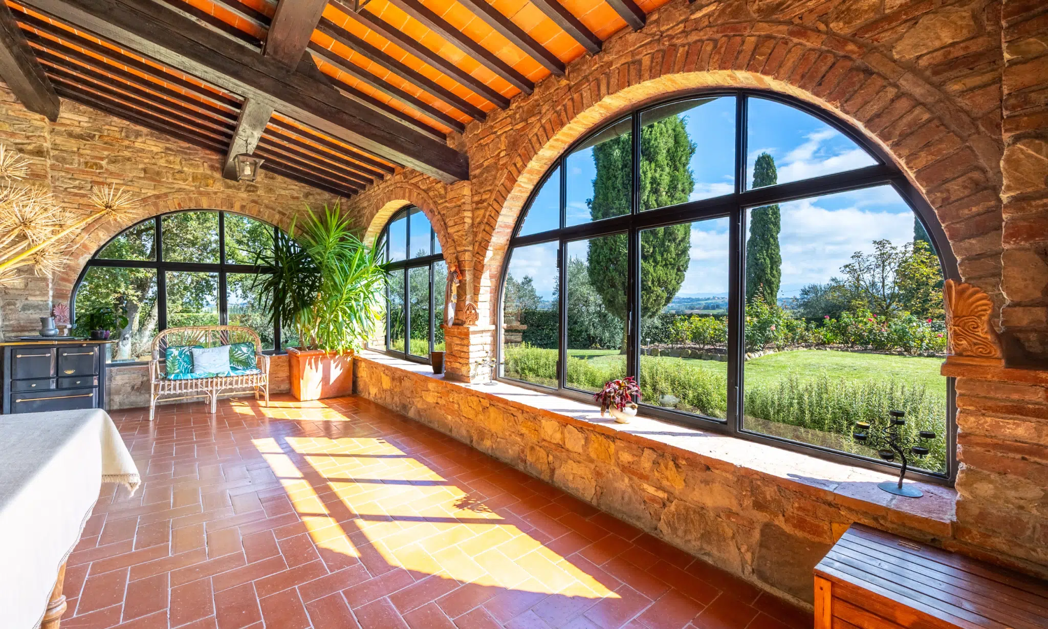 Villa Rustica o Moderna? Due Modi di Vivere il Lusso in Toscana | Dreamer  Real Estate, image size:2048x1229