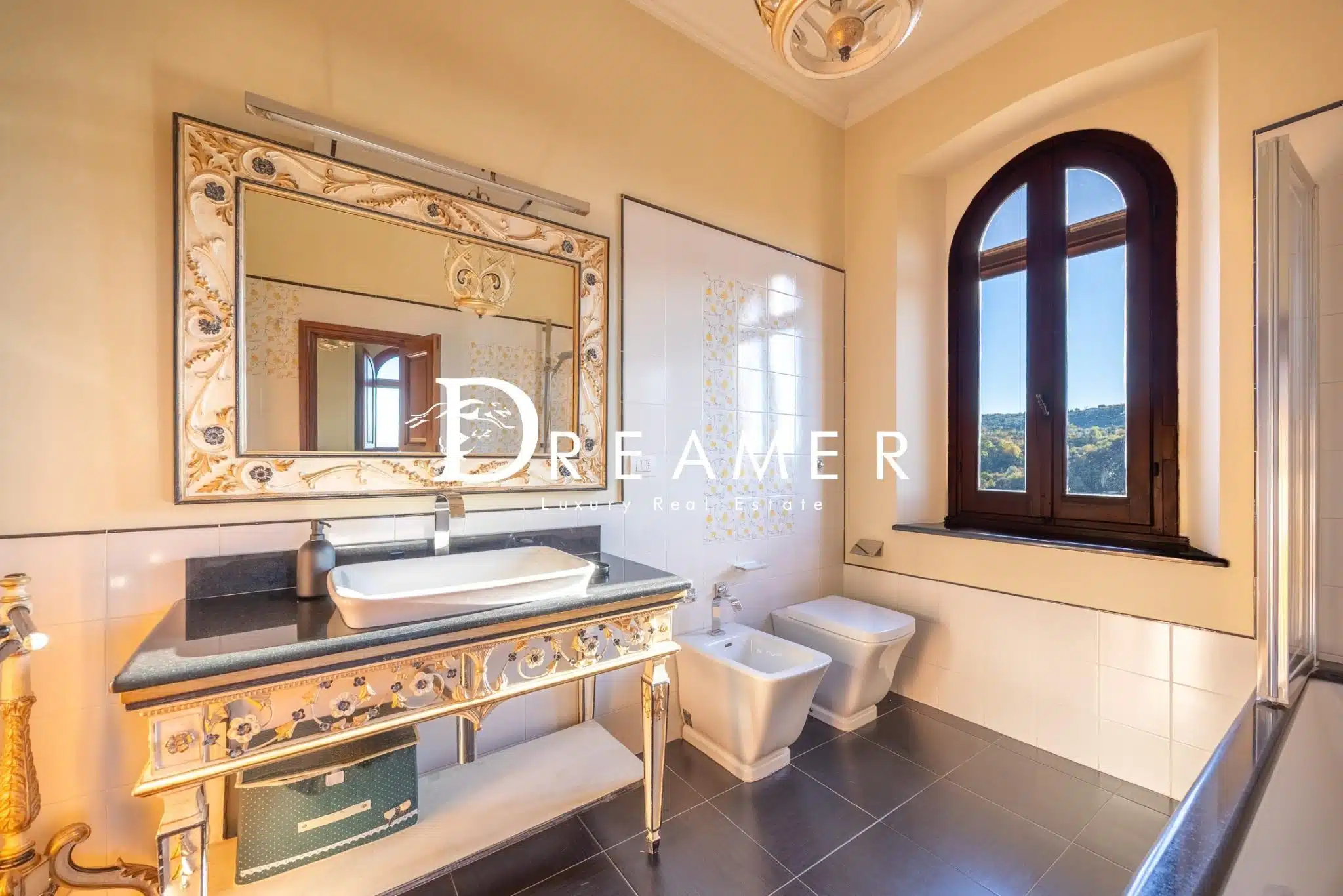 Prestigious Portion of a Villa in Florence-27_401542