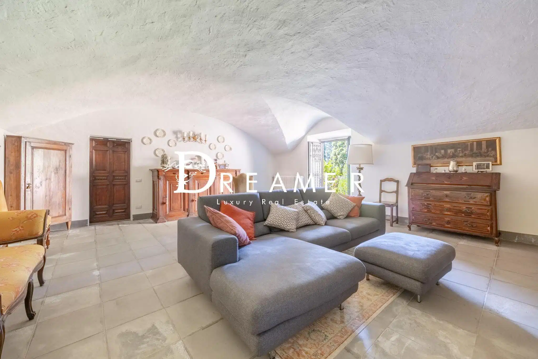 Prestigious Portion of a Villa in Florence-29_401512