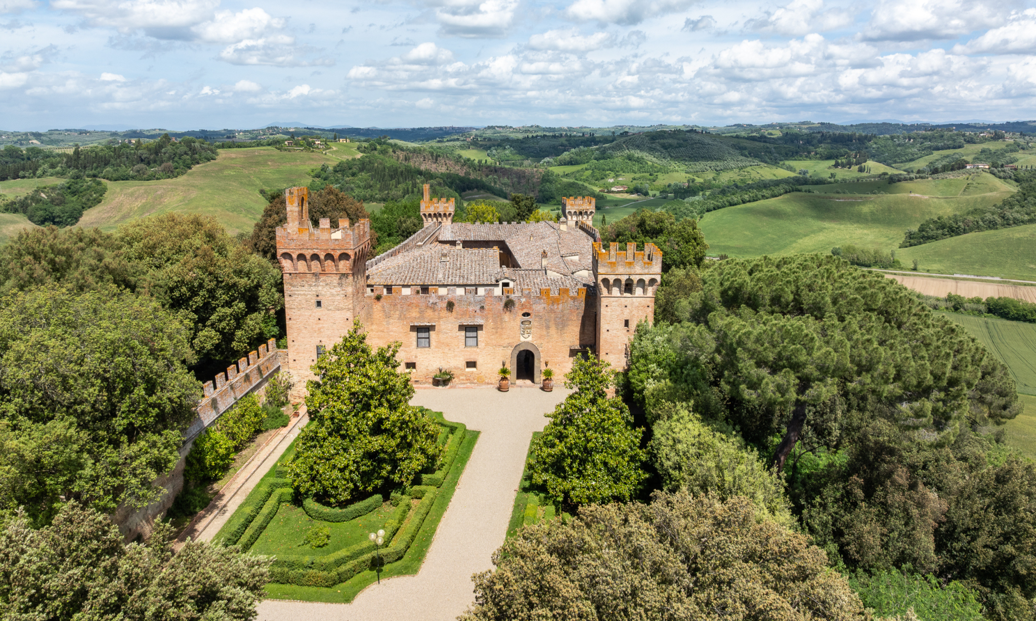 castello del brunelleschi in toscana