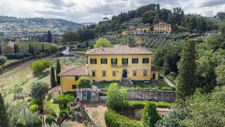 436879-_prod_persistent_57f6a5f7-5ef6-4c2a-8050-c7fd085a816e_2252-vendita-Storica-Villa-con-piscina-in-Pian-Dei-Giullari-header1