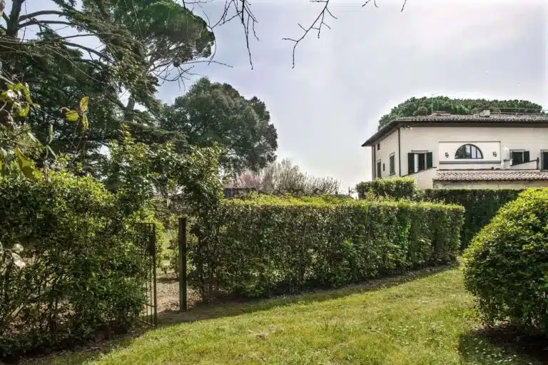 440392-_prod_persistent_d2c68034-9f97-446c-a185-36e6a45e42fb_6580-magnifica-villa-storica-con-piscina-header1-2-scaled-1