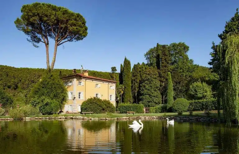 440393-_prod_persistent_e51c02e5-ae58-45e3-a3a1-2eb3e54f4b67_6785-prestigiosa-villa-con-piscina-e-lago-sulle-colline-di-lucca-header1