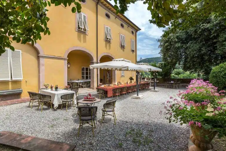 440477-_prod_persistent_3bea0b46-c3d5-454e-abb3-edc66adcb868_6784-villa-storica-con-piscina-sulle-colline-di-lucca-header1-2
