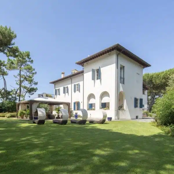 Magnificent Beachfront Villa with Pool in Forte dei Marmi-0_432328