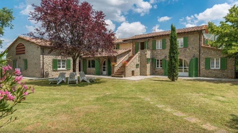 451124-_prod_persistent_f4815f2e-9e49-4e36-a855-6437eff4df52_exclusive-villa-with-pool-for-sale-cortona-12901