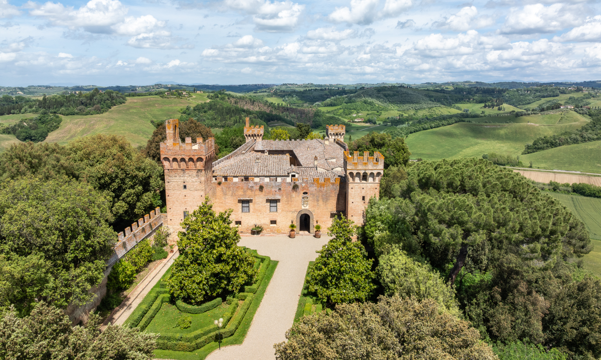 Castello Brunelleschi con Tenuta Vinicola in Toscana
