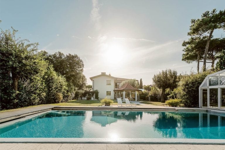 453437-_prod_persistent_5563ee0e-b50a-4fea-963e-7b49da62b3fa_Villa20di20lusso20in20vendita20a20Forte-dei-Marmi-4392