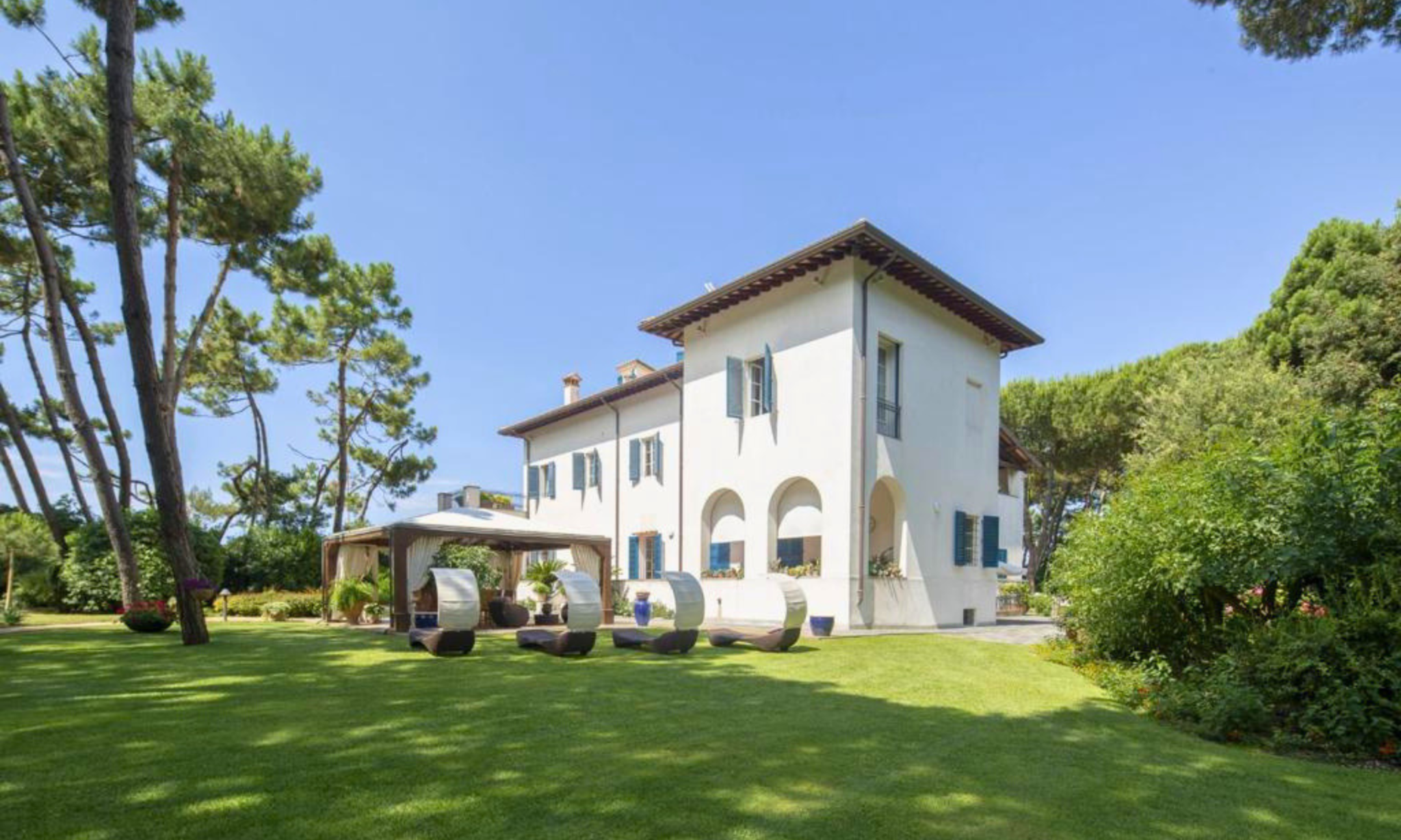 Seafront Villa with Pool