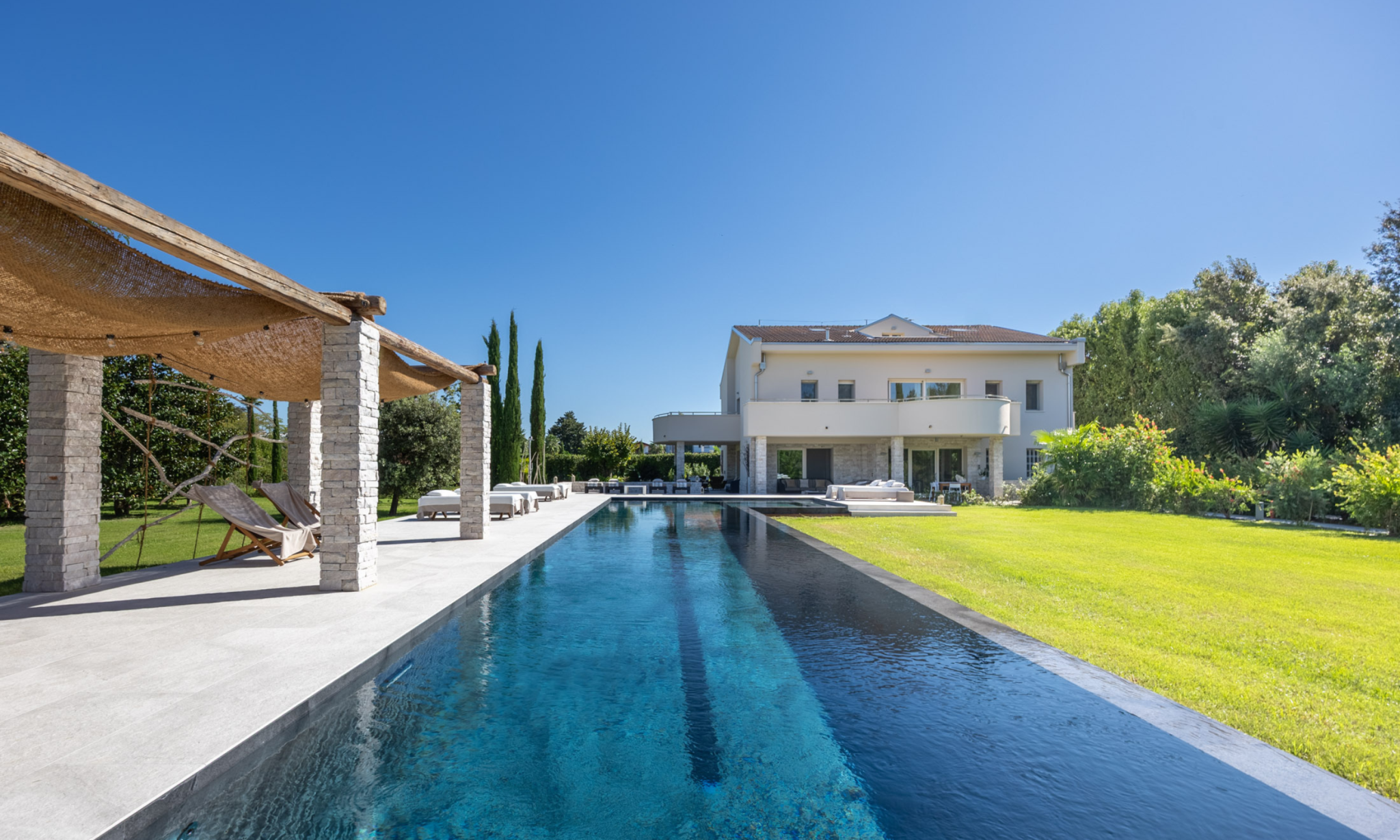 entertainment-focused luxury homes