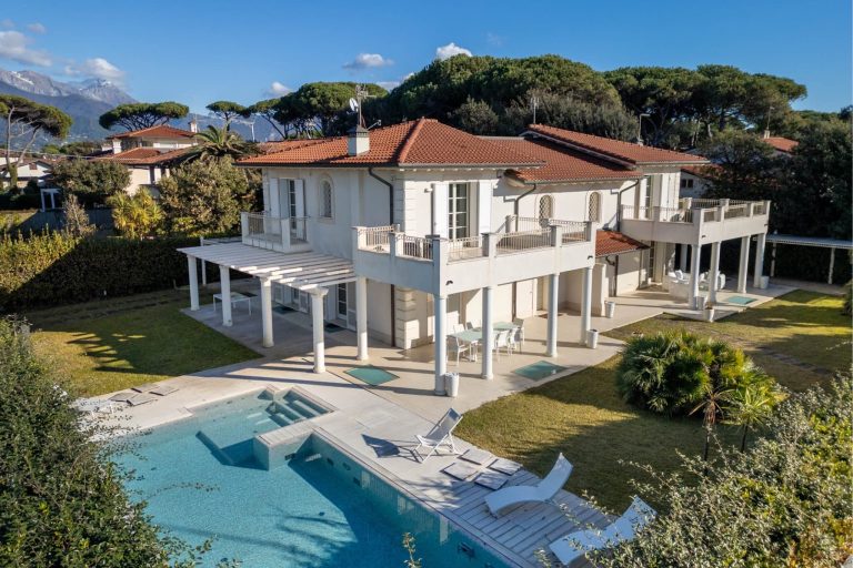 Seafront Villa with Pool in Forte dei Marmi-50_252285