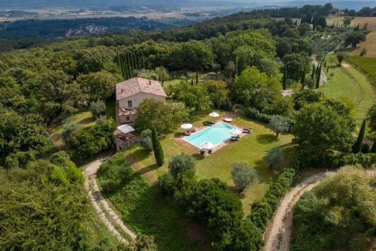 467940-_prod_persistent_e572b42b-c747-4c48-aac5-1f705fb37734_Villa-with-pool-for-sale-Cetona-6922