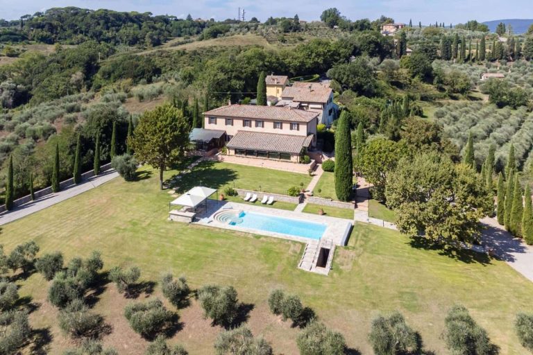 Elegant Villa with a Pool and Unique View of Siena-0_268775