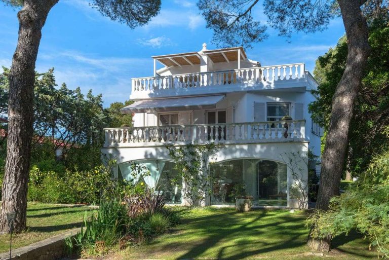 Luxury Villa with a Pool in Castiglioncello-0_270140