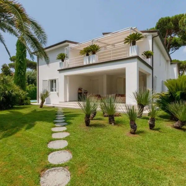 Elegant Villa with a Pool in Forte dei Marmi-0_270249