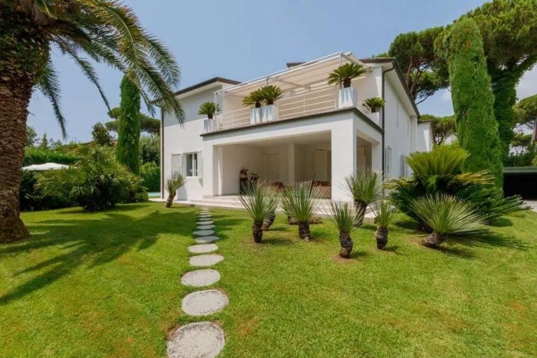 Elegant Villa with a Pool in Forte dei Marmi-0_270249
