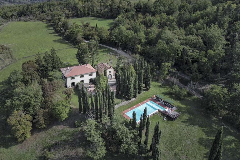 468810-_prod_persistent_63eb115b-639d-4491-9049-b16d57a1992b_6953-casa-di-campagna-toscana-con-piscina-nelle-colline-del-chianti-header1