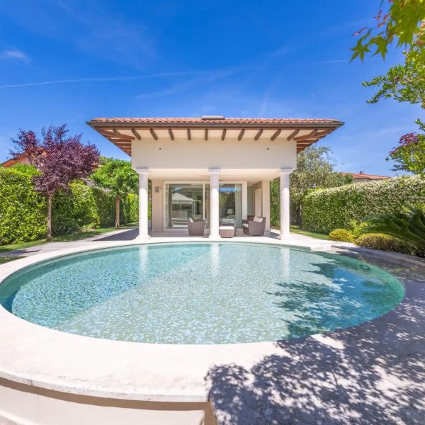 Luxury Villa with Pool in Forte dei Marmi-46_247829