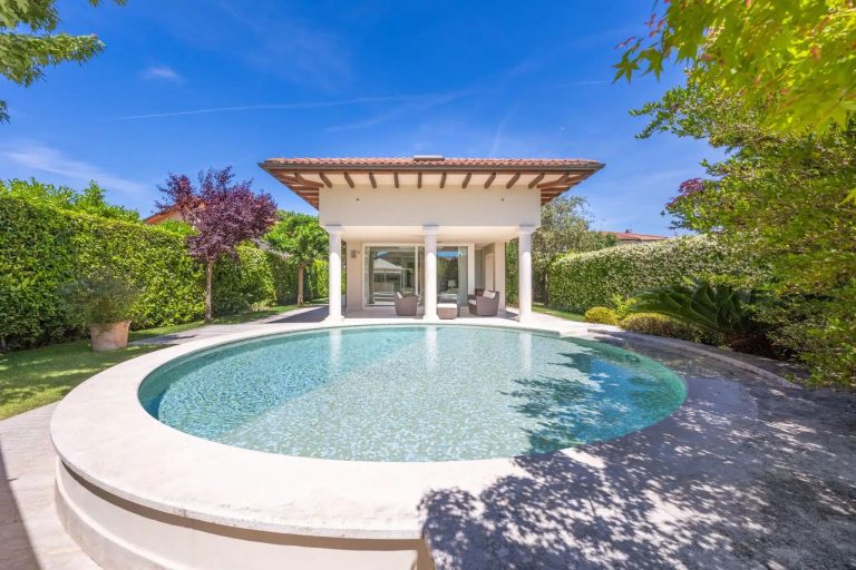 469385-_prod_persistent_ca2c314b-864b-4adc-a1f6-762f6839c077_Stunning-Villa-for-sale-Forte-dei-Marmi-13033