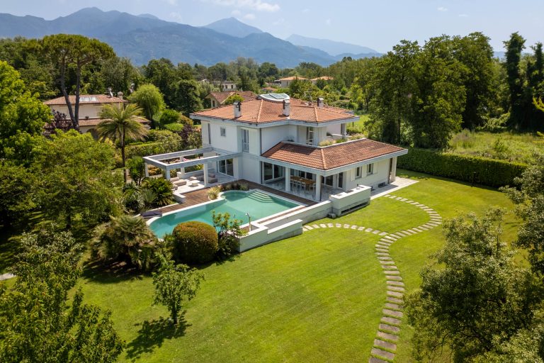Magnificent Villa with Pool in Forte dei Marmi-0_324719