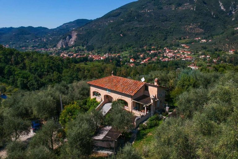 470390-_prod_persistent_af768cf8-055f-4b84-a57c-6aa0476efd02_7193-prestigiosa-villa-con-piscina-a-camaiore-versilia-header1